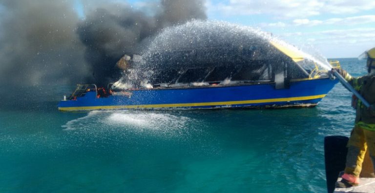 Los Videos Del Incendio De Un Ferry En La Playa Tortugas Cancun