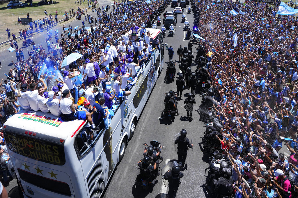 Selección argentina aborda helicópteros por masiva recepción