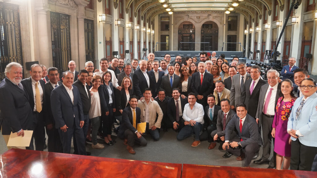 AMLO congrega a gobernadores y superdelegados de Morena en Palacio Nacional