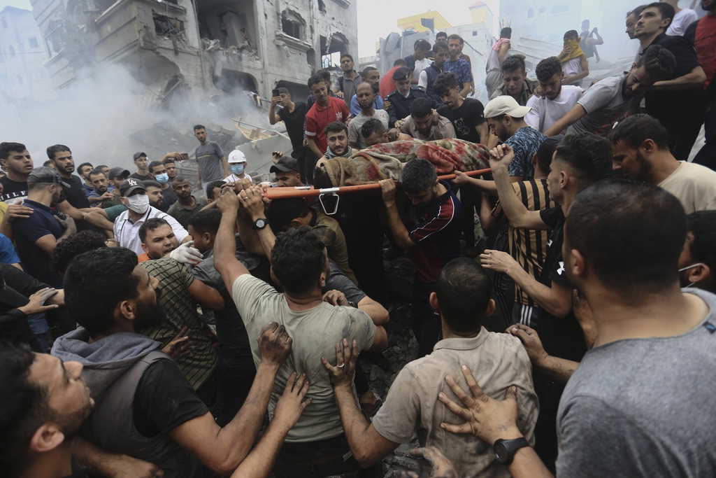 Israel bombardea el centro de la Ciudad de Gaza y amenaza con vengarse del asalto de Hamas