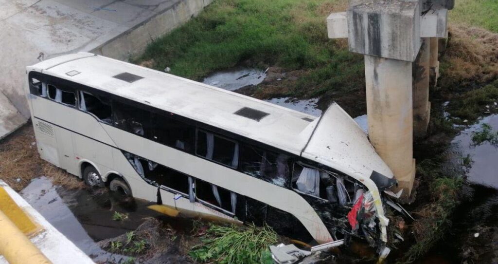 12 muertos y 58 heridos al volcar autobús en Veracruz