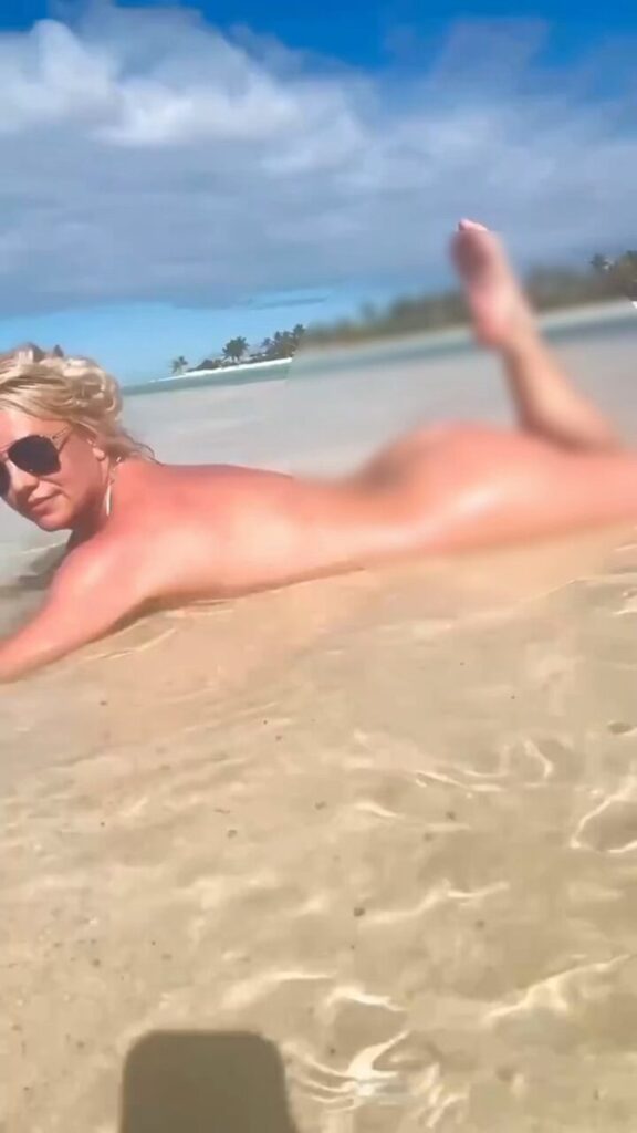 Britney Spears asegura tener "serio daño en los nervios" mientras se graba desnuda en una playa
