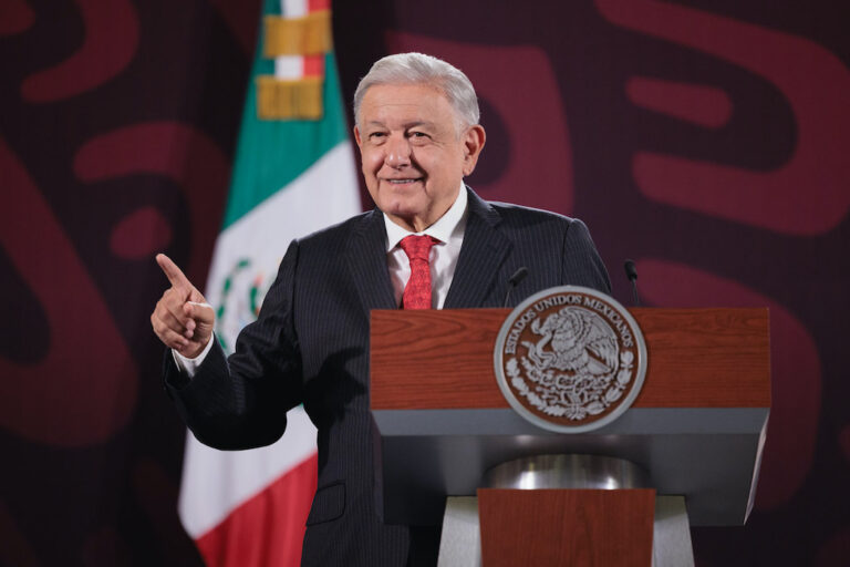 AMLO reconoce a Biden por regularizar a mexicanos; busca evitar freno a exportación de aguacate