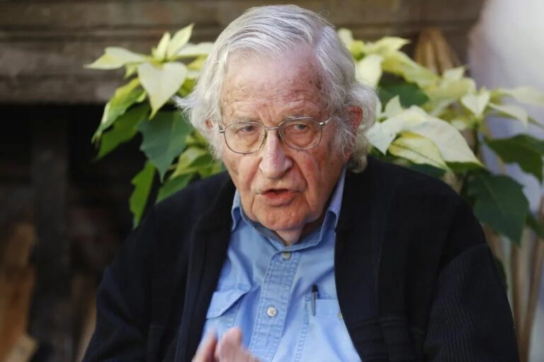 Falsa noticia sobre muerte de Noam Chomsky